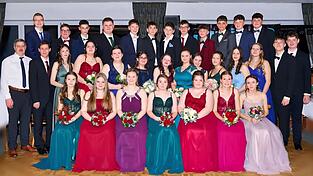 Bezaubernde junge Damen und stilsichere Herren pr&auml;sentierten sich zum Tanzkursabschlussball der Grund- und Mittelschule ihrem Publikum.