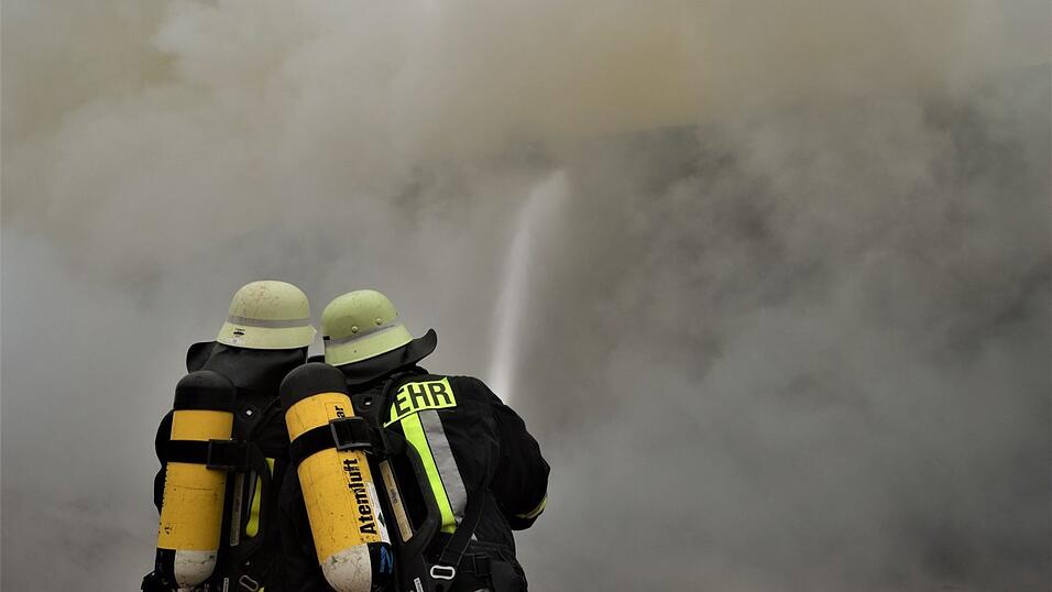In Kröning steht ein Stall in Vollbrand. (Symbolfoto)