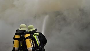 In Kröning steht ein Stall in Vollbrand. (Symbolfoto)
