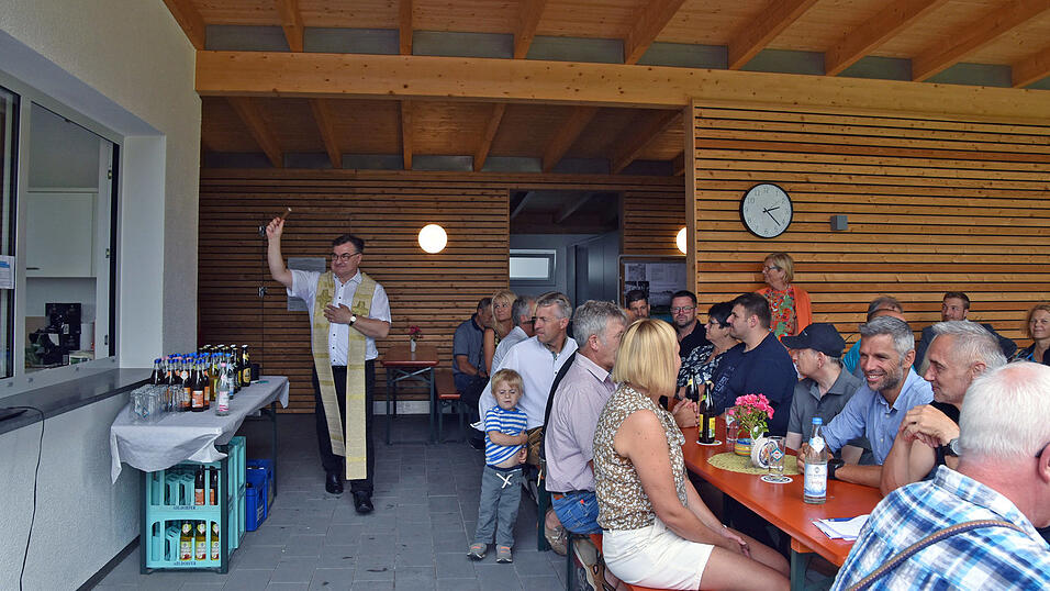 Pfarrer Pater Paul Mrotek spendete den Segen.