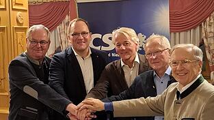Bürgermeister Josef Klaus, Kandidat Matthias Oberhofer, Ortsvorsitzender Thomas Ritzinger, Ehrenmitglied Josef Haselbeck sowie Ehrenvorsitzender Herbert Wenk bei der Versammlung.