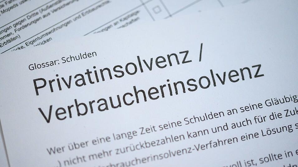 Privatpersonen könnten einen Antrag auf Verbraucherinsolvenz stellen, um ihre Schulden zu ordnen. Privatpersonen könnten einen Antrag auf Verbraucherinsolvenz stellen, um ihre Schulden zu ordnen.