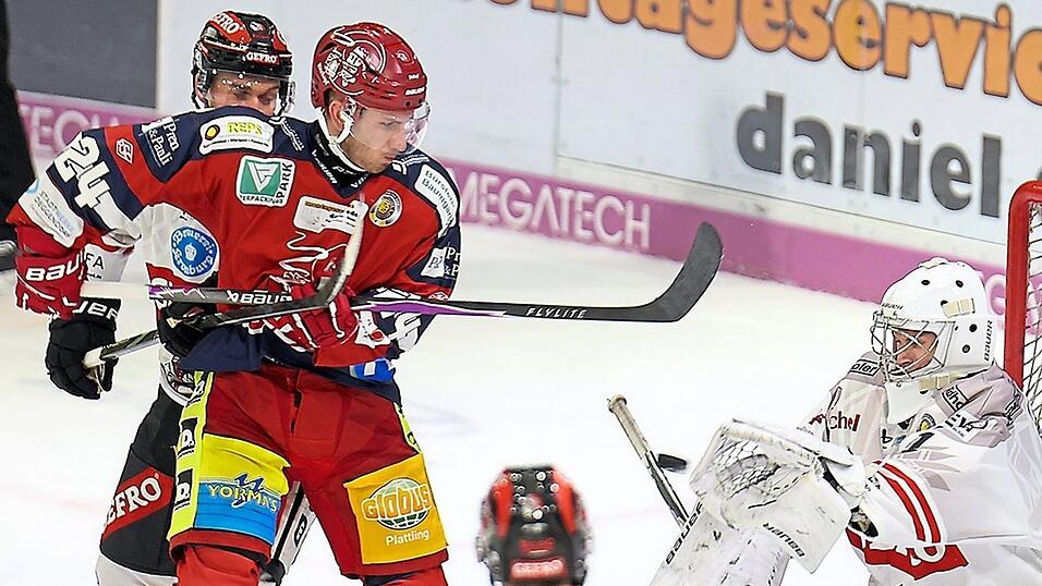 Dreimal hatte Niklas Pill (in rot) am Freitag in Peiting getroffen, am Sonntag sollte gegen Füssen der nächste Torerfolg gelingen.