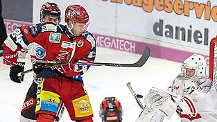 Dreimal hatte Niklas Pill (in rot) am Freitag in Peiting getroffen, am Sonntag sollte gegen Füssen der nächste Torerfolg gelingen. Dreimal hatte Niklas Pill (in rot) am Freitag in Peiting getroffen, am Sonntag sollte gegen Füssen der nächste Torerfolg gelingen.