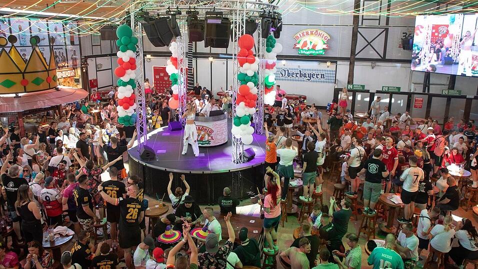 Zur Saisoneröffnung war der Bierkönig am Ballermann schon wieder gut besucht. Zur Saisoneröffnung war der Bierkönig am Ballermann schon wieder gut besucht.