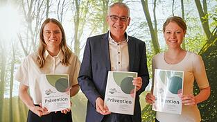 Die Präventionsfachkräfte Luisa Mifka (l.) und Julia Dichtl (r.) stellten Landrat Werner Bumeder den Präventionskatalog für Schulen vor. Die Präventionsfachkräfte Luisa Mifka (l.) und Julia Dichtl (r.) stellten Landrat Werner Bumeder den Präventionskatalog für Schulen vor.