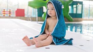 Kinder empfinden Kälte anders: Nach dem Schwimmen warm einpacken.