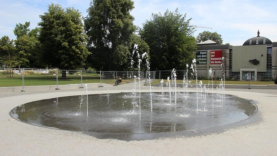 Der neue Stadtparkbrunnen hat insgesamt 23 Fontänen, die bis zu 200 Zentimeter hochspritzen können. Hier soll sich jeder, auch Kinder und Rollstuhlfahrer, im Sommer abkühlen können. Der neue Stadtparkbrunnen hat insgesamt 23 Fontänen, die bis zu 200 Zentimeter hochspritzen können. Hier soll sich jeder, auch Kinder und Rollstuhlfahrer, im Sommer abkühlen können.
