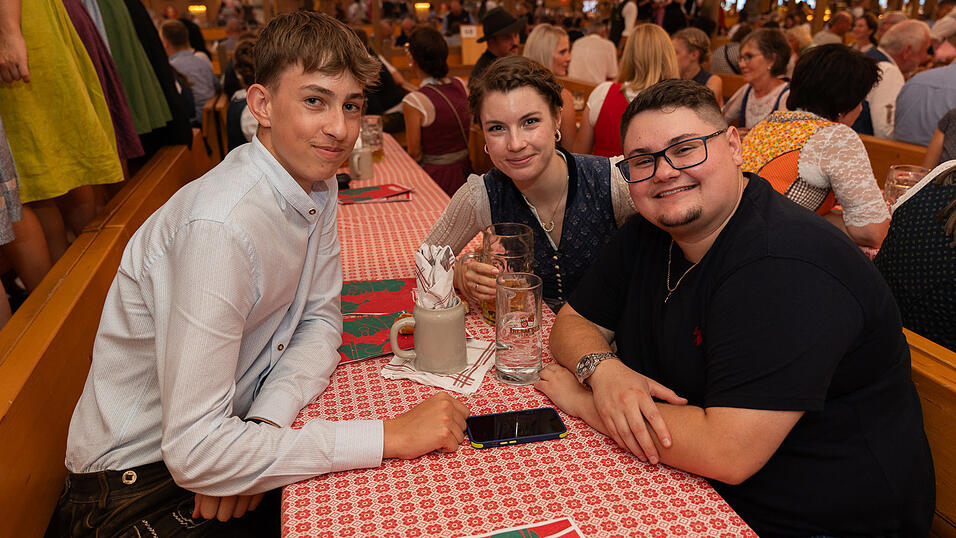 Die Partybilder vom Donnerstag, 17. August 2023, aus dem Festzelt Krönner. Die Partybilder vom Donnerstag, 17. August 2023, aus dem Festzelt Krönner.