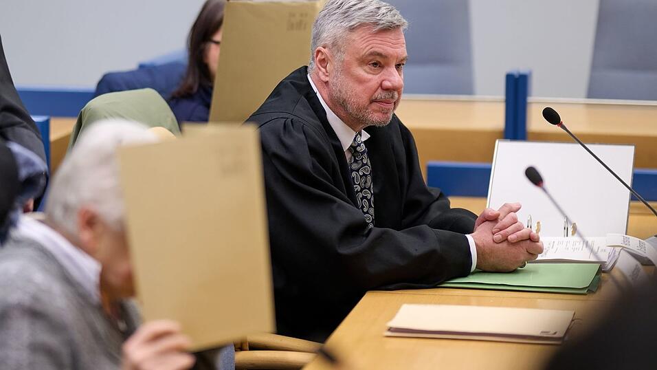 Am ersten Verhandlungstag wurde frühzeitig unterbrochen Am ersten Verhandlungstag wurde frühzeitig unterbrochen