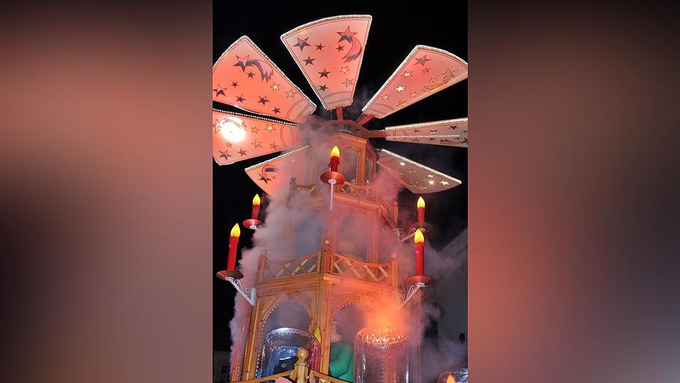 Der Christkindlmarkt und die Weihnachtspyramide geh&ouml;ren in der Adventszeit zu den beliebtesten Treffpunkten in Landshut.