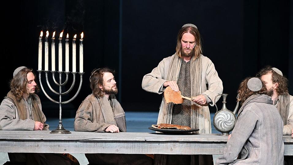 Jesus (Frederik Mayet) teilt das Brot. Jesus (Frederik Mayet) teilt das Brot.