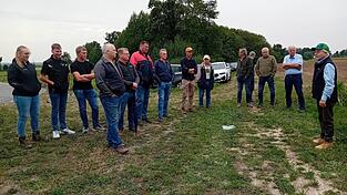 Anbauberater Josef Apfelbeck (2.v.r.) erklärt Vor- und Nachteile verschiedener Maissorten am Versuchsfeld beim Maisfeldtag an der Kreisstraße zwischen Mühlhamer und Niedermünchsdorfer Kreisel. Anbauberater Josef Apfelbeck (2.v.r.) erklärt Vor- und Nachteile verschiedener Maissorten am Versuchsfeld beim Maisfeldtag an der Kreisstraße zwischen Mühlhamer und Niedermünchsdorfer Kreisel.