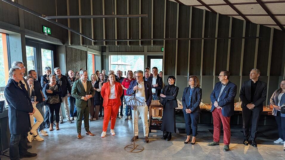 Betreiber Klaus Ingerl begrüßt die Gäste im neuen Höllensteinhaus