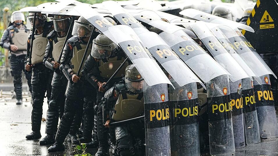 Die Zusammenstöße zwischen Demonstranten und Sicherheitskräften eskalieren.