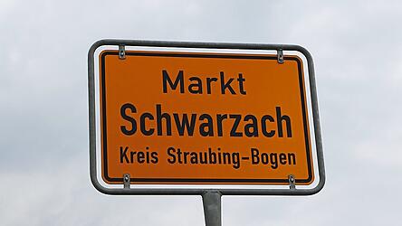 Zum zweiten Mal wurde der fast identische Bauantrag eingereicht - der Schwarzacher Gemeinderat lehnte ihn jedoch am Mittwochabend einstimmig ab. Zum zweiten Mal wurde der fast identische Bauantrag eingereicht - der Schwarzacher Gemeinderat lehnte ihn jedoch am Mittwochabend einstimmig ab.