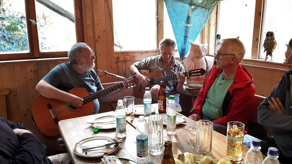 Bei Musik und Brotzeit klang der Abend aus.