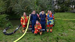 Wasser für einen simluierten „Brand“ musste teils 700 Meter per Schlauchleitung transportiert werden.