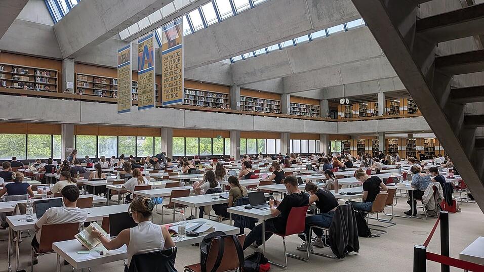 Auf dem Hochschulcampus finden Studierende aktuell sogar in den Bibliotheken nur noch bedingt kühle Ort, um sich auf die bevorstehenden Prüfungen vorzubereiten. Auf dem Hochschulcampus finden Studierende aktuell sogar in den Bibliotheken nur noch bedingt kühle Ort, um sich auf die bevorstehenden Prüfungen vorzubereiten.