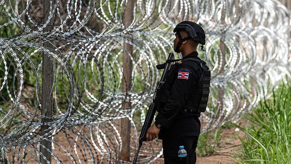 Manche Abschnitte an der Grenze hat Thailand mit Stacheldraht gesichert.