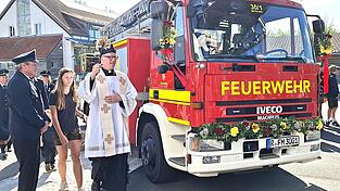 Pfarrer Klaus Beck segnete die Drehleiter und den Erweiterungsbau. Pfarrer Klaus Beck segnete die Drehleiter und den Erweiterungsbau.