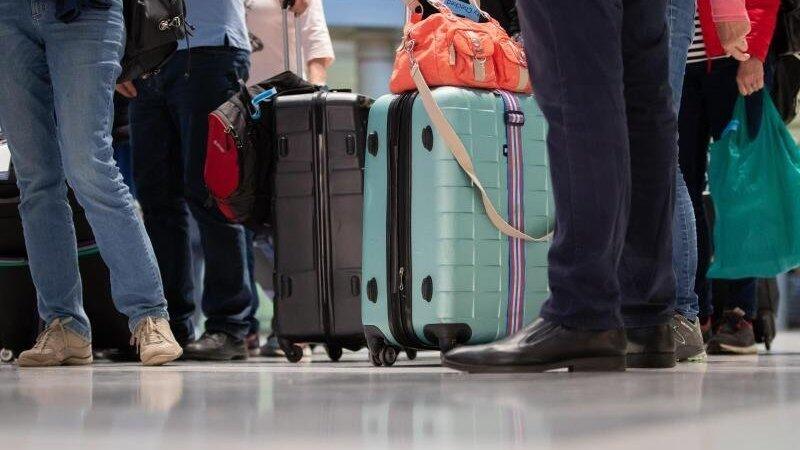 Reisende ab sechs Jahren, die sich in einem Virusvariantengebiet aufgehalten haben, sollen schon vor der Abreise einen negativen PCR-Testnachweis vorlegen. Reisende ab sechs Jahren, die sich in einem Virusvariantengebiet aufgehalten haben, sollen schon vor der Abreise einen negativen PCR-Testnachweis vorlegen.