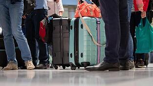 Reisende ab sechs Jahren, die sich in einem Virusvariantengebiet aufgehalten haben, sollen schon vor der Abreise einen negativen PCR-Testnachweis vorlegen. Reisende ab sechs Jahren, die sich in einem Virusvariantengebiet aufgehalten haben, sollen schon vor der Abreise einen negativen PCR-Testnachweis vorlegen.