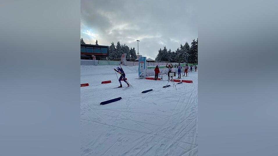 Die Bayerwaldbiathleten versuchten, alles zu geben, doch der Mannschaft von Trainer Matthias Ahrens fehlt noch die Erfahrung. Zwei sind das erste Mal generell mit dem Kleinkalibergewehr unterwegs, Hannah Wagner ist komplett neu in der Sportart und stand erstmals auf Ski. Die Bayerwaldbiathleten versuchten, alles zu geben, doch der Mannschaft von Trainer Matthias Ahrens fehlt noch die Erfahrung. Zwei sind das erste Mal generell mit dem Kleinkalibergewehr unterwegs, Hannah Wagner ist komplett neu in der Sportart und stand erstmals auf Ski.