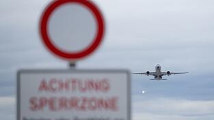 Hunderte Flüge fallen am Münchner Flughafen aus (Archivbild).
