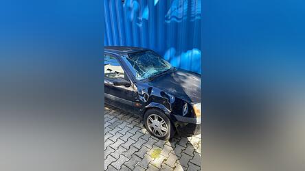 In diesem Schrottauto fand die Polizei den Verdächtigen. Die eingedrückte Windschutzscheibe deutet auf einen Sturz hin.