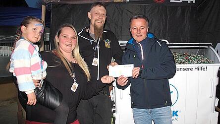 Gesch&auml;ftsstellenleiter Andreas Kieweg &uuml;berreichte die Spende in H&ouml;he von 600 Euro der Firma Schub aus Cham an die Familie Vogl-Freund.