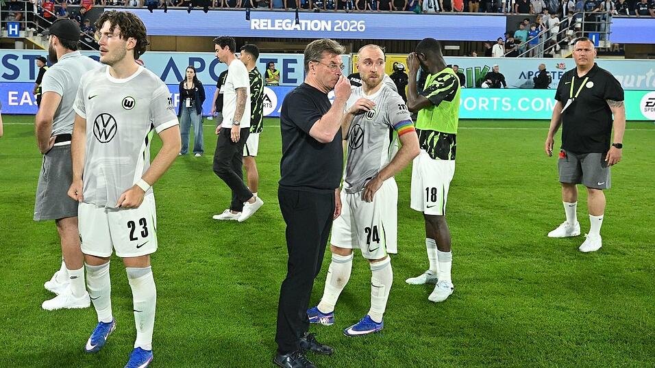 Dieter Hecking und Christian Eriksen nach dem Bundesliga-Abstieg des VfL Wolfsburg. (Archivbild) Dieter Hecking und Christian Eriksen nach dem Bundesliga-Abstieg des VfL Wolfsburg. (Archivbild)