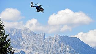 Drei Hubschrauber helfen bei der Suche. (Symbolbild) Drei Hubschrauber helfen bei der Suche. (Symbolbild)