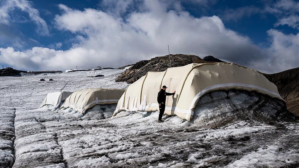 Schafswolle als Schmelzschutz: Mit Decken sind Bereiche des Tsanfleurongletschers im Schweizer Kanton Wallis abgedeckt. Schafswolle als Schmelzschutz: Mit Decken sind Bereiche des Tsanfleurongletschers im Schweizer Kanton Wallis abgedeckt.