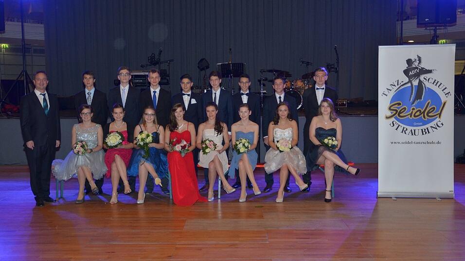 Die Bilder vom Abschlussball der Tanzschule Seidel in der Fraunhofer-Halle am 28. November. Die Bilder vom Abschlussball der Tanzschule Seidel in der Fraunhofer-Halle am 28. November.