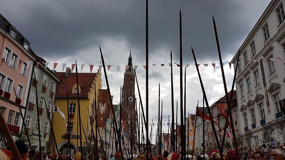 Hier vermischen sich Mittelalter und Moderne: Da flanieren Fürsten zwischen den Landshutern und ihren Gästen aus aller Welt, hört man an allen Ecken und Enden Trumetenklänge und kann man ins Gespräch mit Rittern und Gauklern kommen Hier vermischen sich Mittelalter und Moderne: Da flanieren Fürsten zwischen den Landshutern und ihren Gästen aus aller Welt, hört man an allen Ecken und Enden Trumetenklänge und kann man ins Gespräch mit Rittern und Gauklern kommen