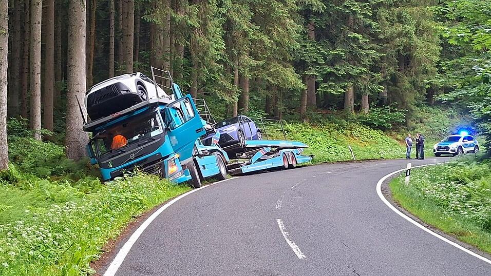 Auf der Reg 6 kam der Lastwagen zwischen Nössling und Zeitlau von der Fahrbahn ab. Auf der Reg 6 kam der Lastwagen zwischen Nössling und Zeitlau von der Fahrbahn ab.