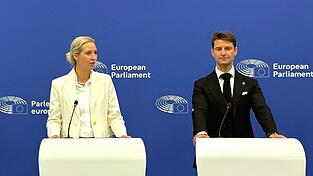 Alice Weidel und René Aust wollen ein „Europa der Vaterländer“. Von einem Austritt aus der EU ist nun nicht mehr die Rede. Alice Weidel und René Aust wollen ein „Europa der Vaterländer“. Von einem Austritt aus der EU ist nun nicht mehr die Rede.