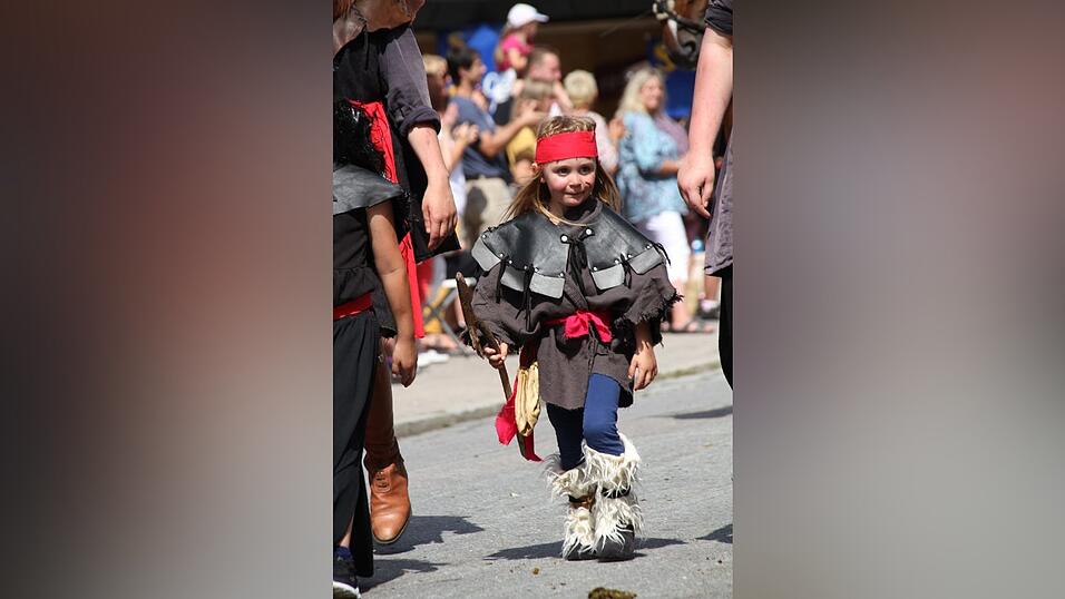 Die schönsten Augenblicke des historischen Drachenstich-Festzuges 2016. Die schönsten Augenblicke des historischen Drachenstich-Festzuges 2016.