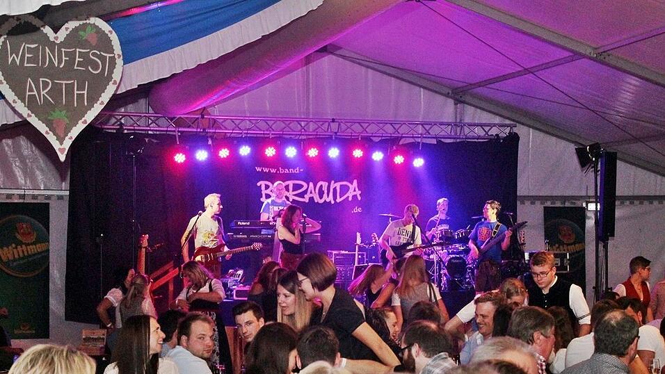Die besten Bilder vom Wein- und Wei&szlig;bierfest des Burschenvereins Arth und der M&auml;dchengruppe.