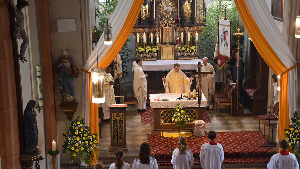 Ein festlicher Gottesdienst wurde gefeiert.