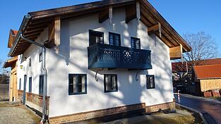 Blickfang des sanierten Trillerhauses ist der pr&auml;chtige Balkon mit seinen Verzierungen.