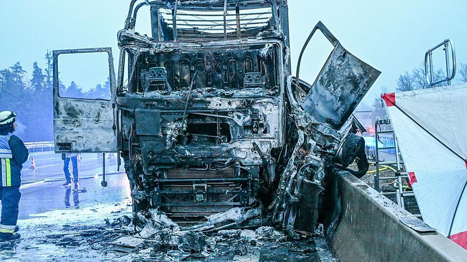 Ersthelfer retteten damals einen Schwerverletzten aus einem brennenden Auto. Jemand aus dem Gegenverkehr filmte die Szene. (Archivbild)
