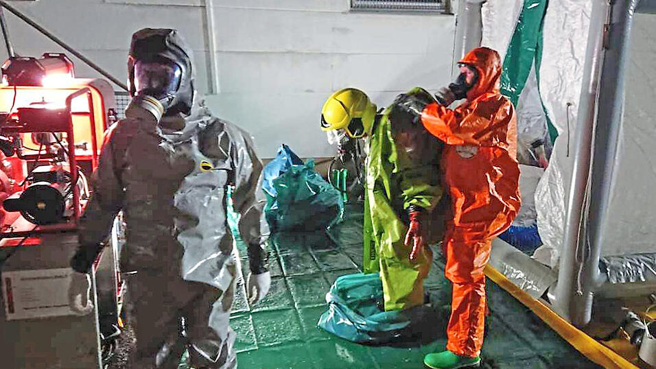Gefahrgutspezialisten der Polizei untersuchten das Firmenareal und einen Container, in dem das Gefahrgut vermutet wurde. Gefahrgutspezialisten der Polizei untersuchten das Firmenareal und einen Container, in dem das Gefahrgut vermutet wurde.