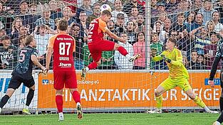 Gute Erinnerung: Vor einem Jahr siegt die SpVgg Hankofen daheim mit 2:0 gegen den FC Bayern München II. Tobias Lermer (Nummer 22, hier das 2:0) ist dabei gleich doppelt erfolgreich.