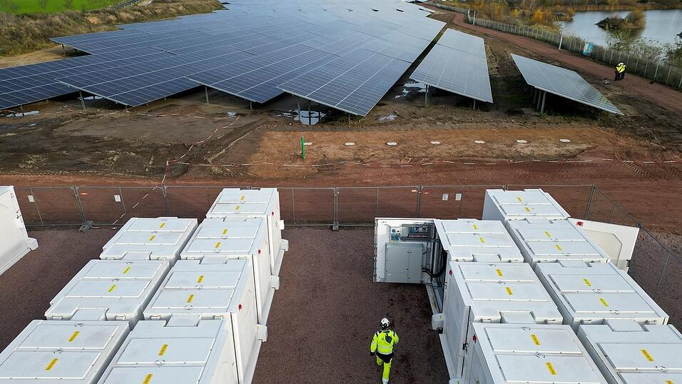 Batteriespeicher k&ouml;nnen Schwankungen bei Solar- und Windstrom ausgleichen. (Archivbild)