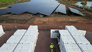 Batteriespeicher k&ouml;nnen Schwankungen bei Solar- und Windstrom ausgleichen. (Archivbild)