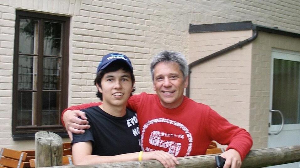 Sergio Pérez (links) und Günther Unterreitmeier 2005 vor der früheren Vilsbiburger Gaststätte 'Casa'. Sergio Pérez (links) und Günther Unterreitmeier 2005 vor der früheren Vilsbiburger Gaststätte 'Casa'.
