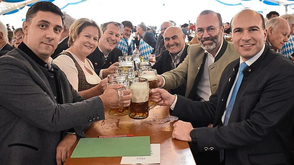 Am Tisch: Daniel Klein und Claudia Geilersdorfer (links), gegenüber Florian Oßner und als Gastredner Manfred Weber (rechts). Am Tisch: Daniel Klein und Claudia Geilersdorfer (links), gegenüber Florian Oßner und als Gastredner Manfred Weber (rechts).