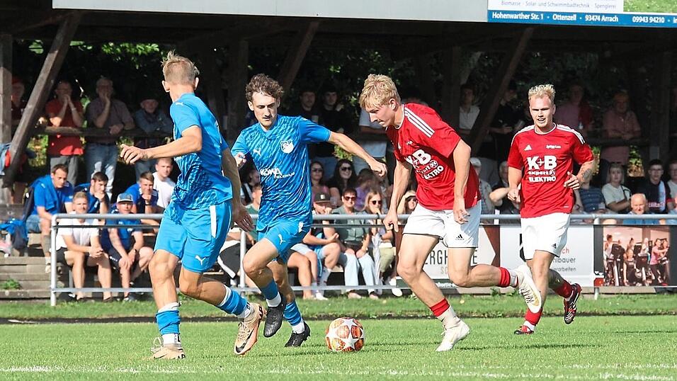 Lam (in Rot) hätte sich nach einem Duell auf Augenhöhe einen Zähler verdient gehabt, verlor diesen allerdings in der Nachspielzeit. Lam (in Rot) hätte sich nach einem Duell auf Augenhöhe einen Zähler verdient gehabt, verlor diesen allerdings in der Nachspielzeit.